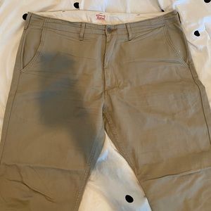 Levi’s 502 khaki chinos